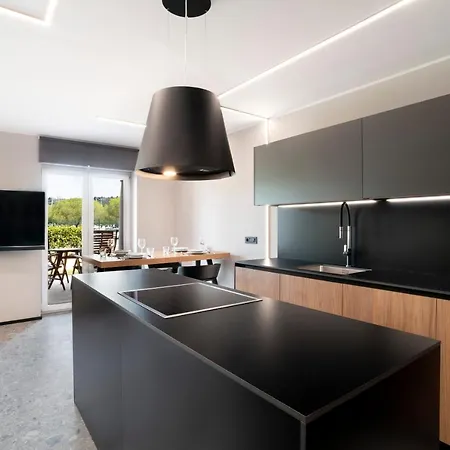 Black Pearl Apartment By Locap Group *